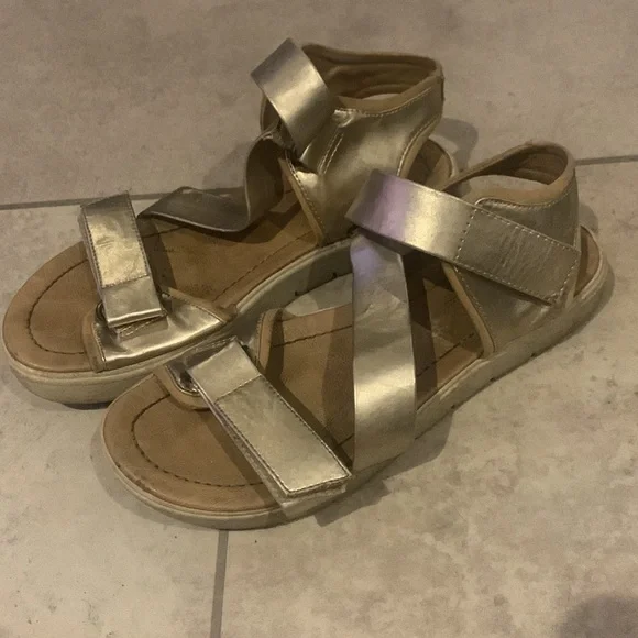 Gold sandals - Picture 2 of 3